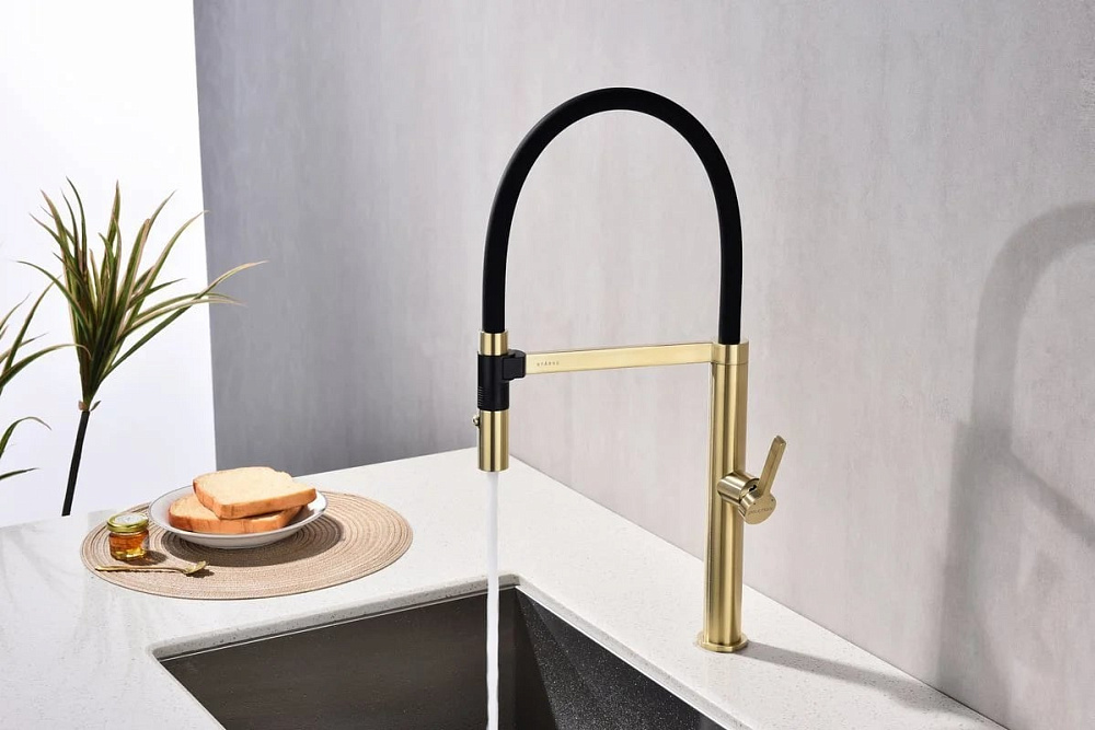 Смеситель для кухни Paulmark Leader Le214101-SBG с гибким изливом, светлое брашированное золото
